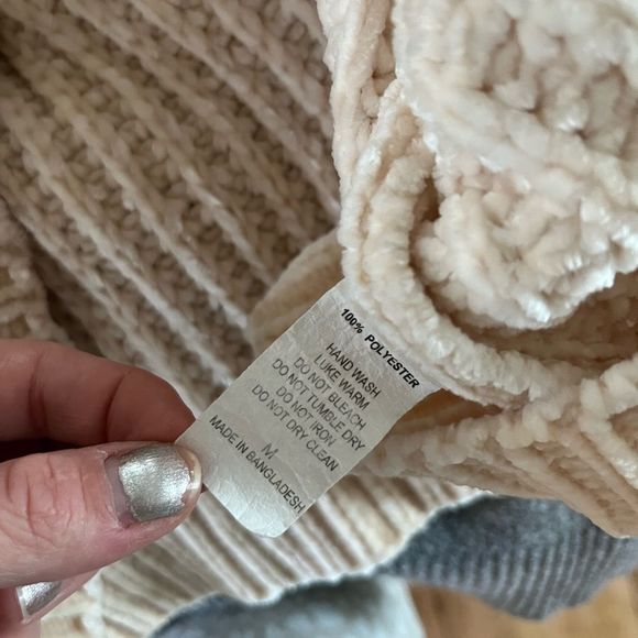 BASIC || Cream colored SOFT gorgeous Woman’s Sweater Knit - Picture 2 of 5